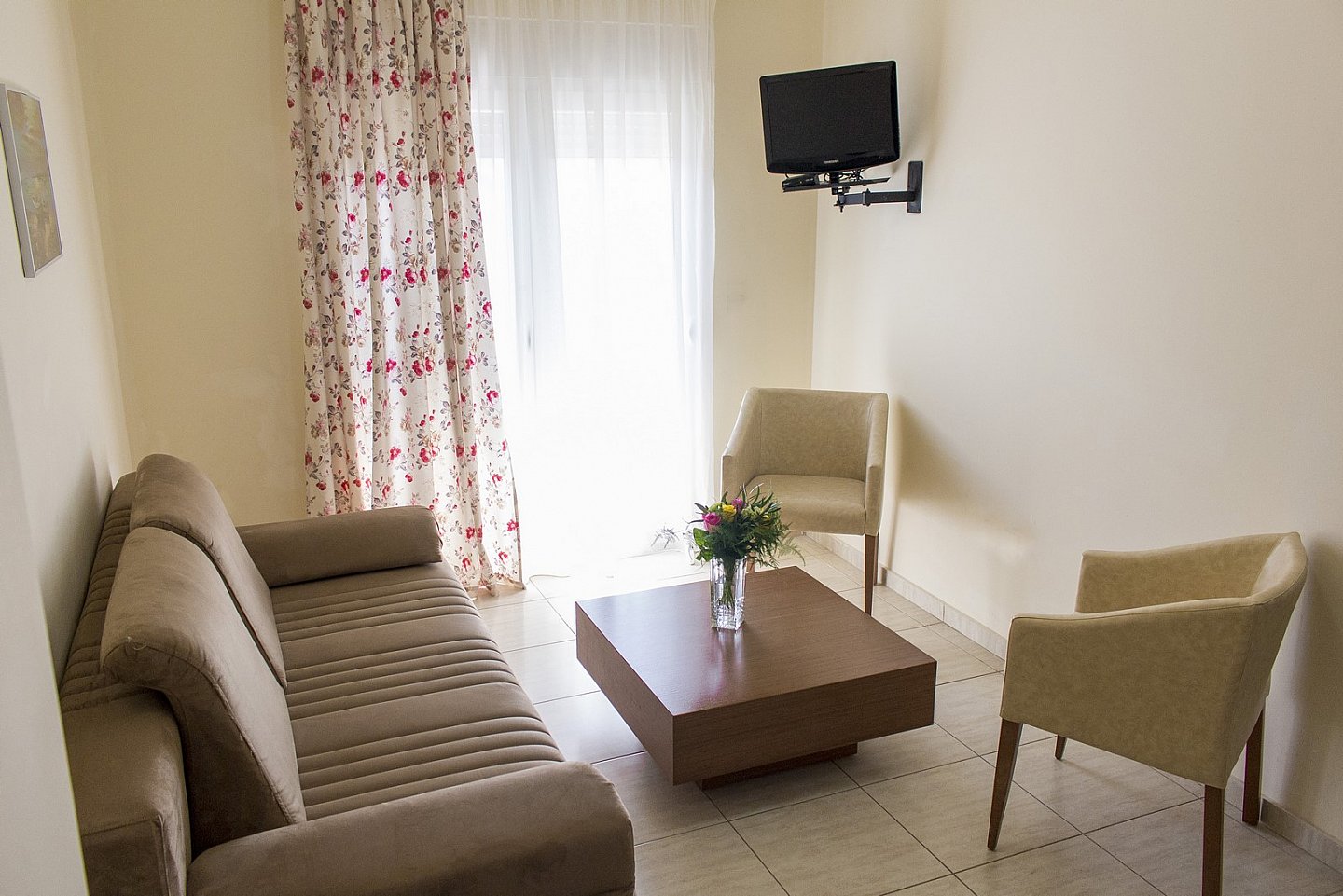 Thalassa Aparthotel deluxe family room dnevna soba.jpg