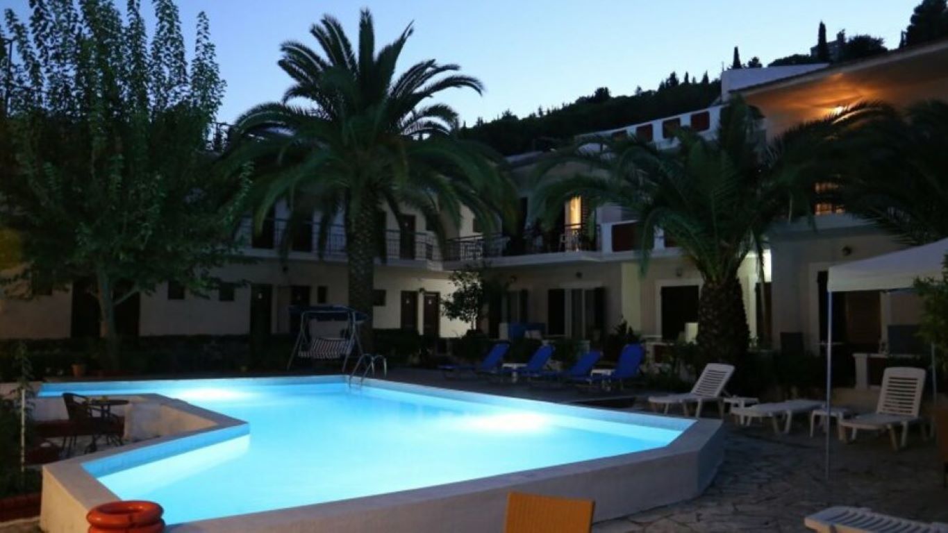 Ermis Hotel-Bazen nocu.jpg