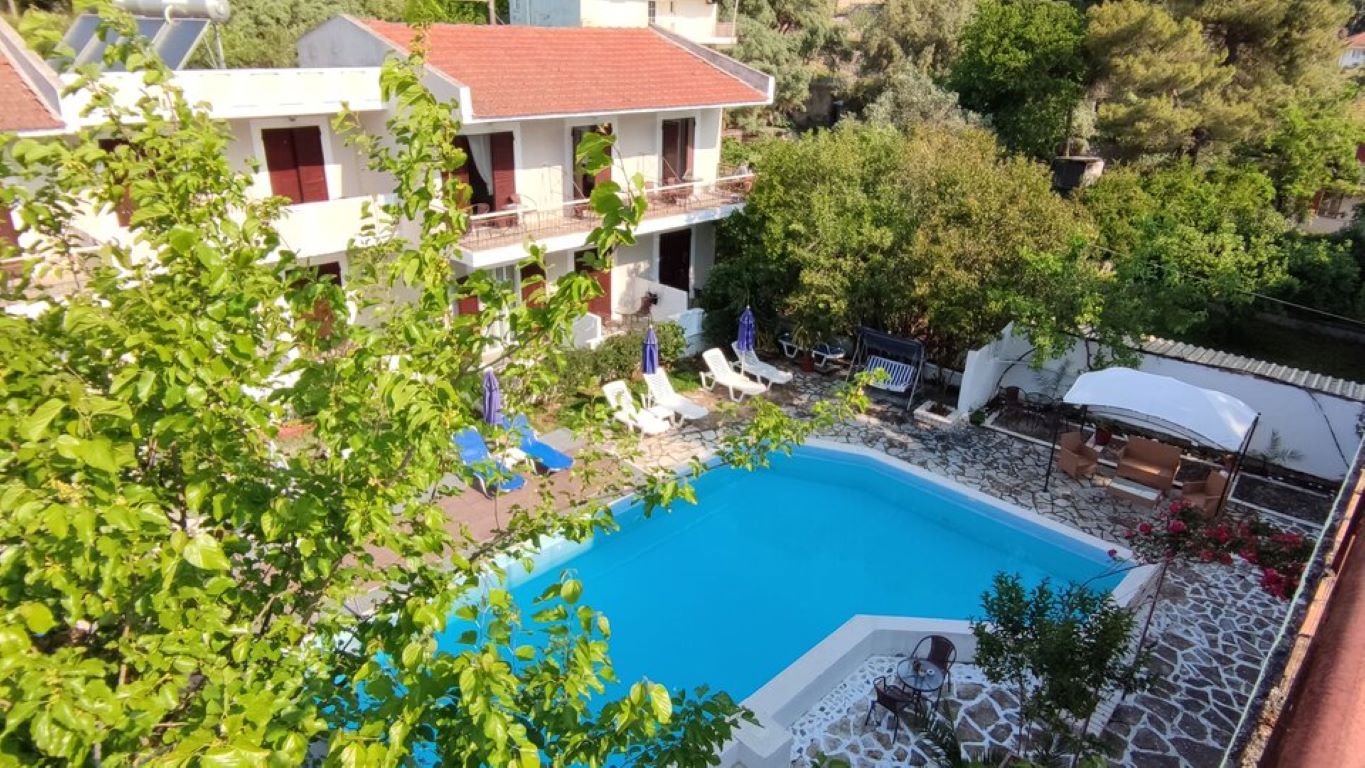 Ermis Hotel-Oblast oko bazena.jpg