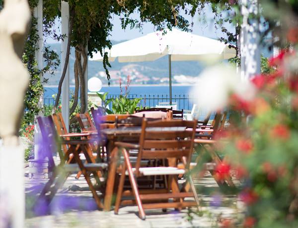 Hotel Sunrise bar i pogled na more.jpg
