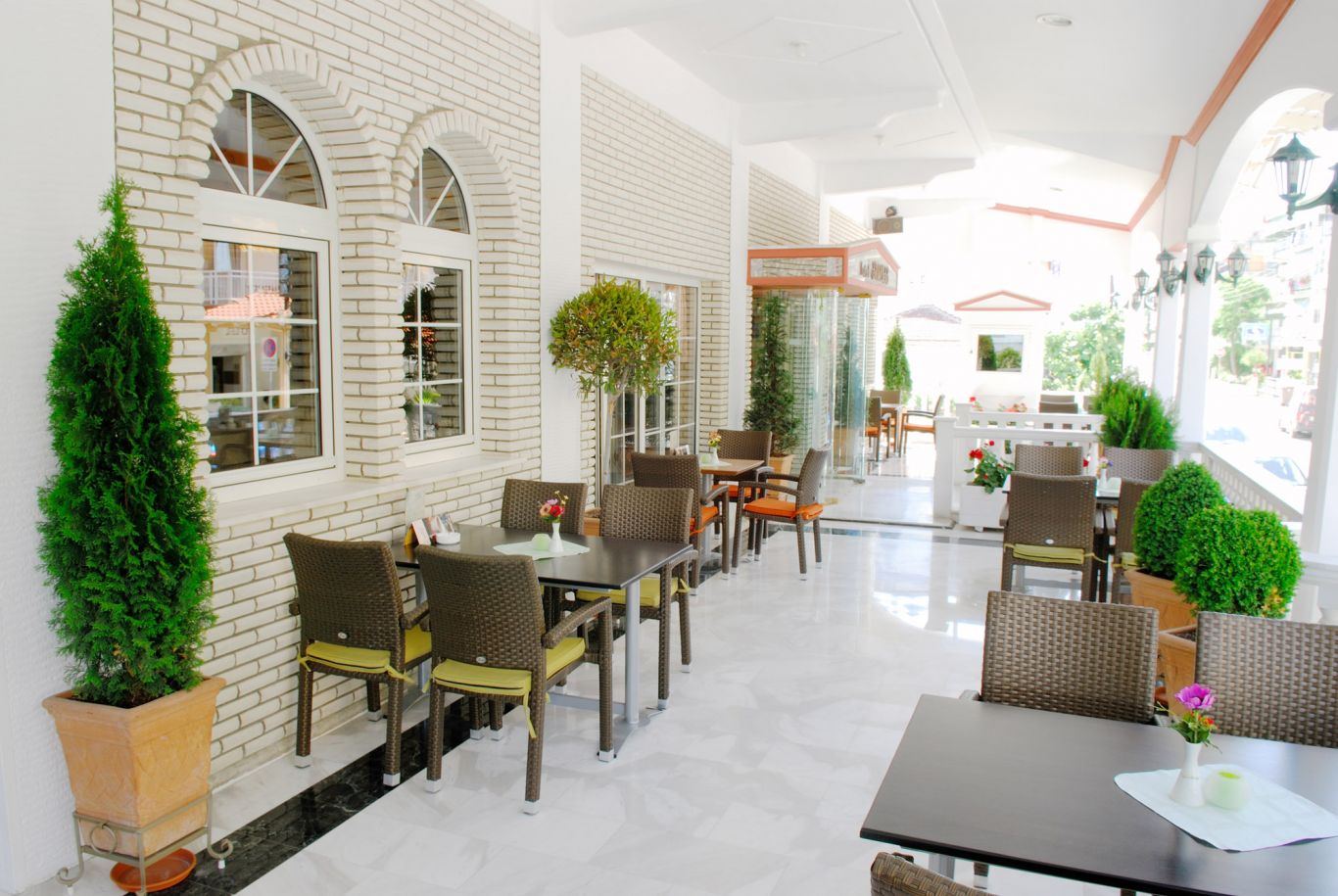 Hotel Strass bar napolju.jpg