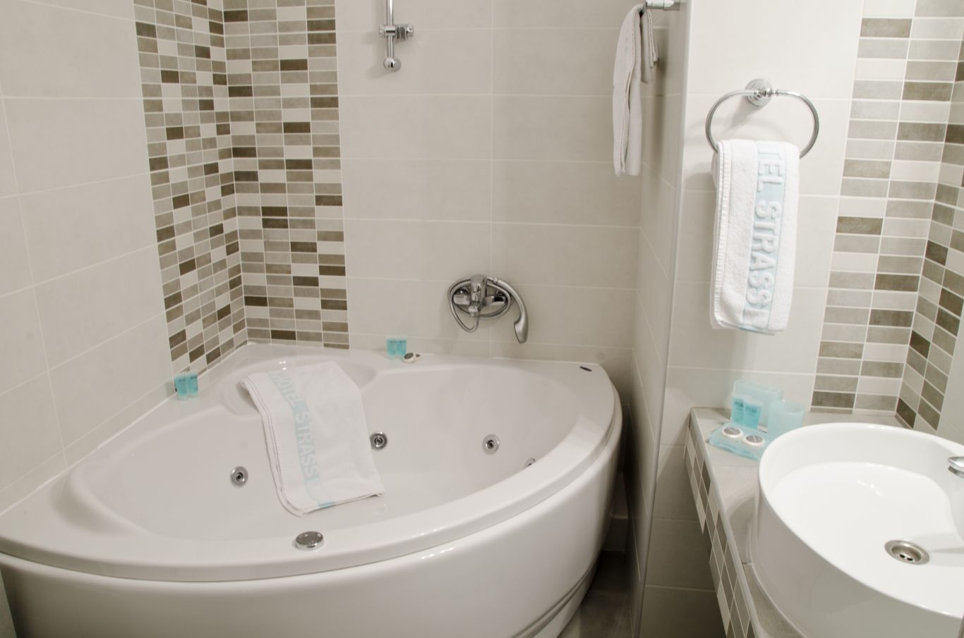 Hotel Strass deluxe suite djakuzi.jpg