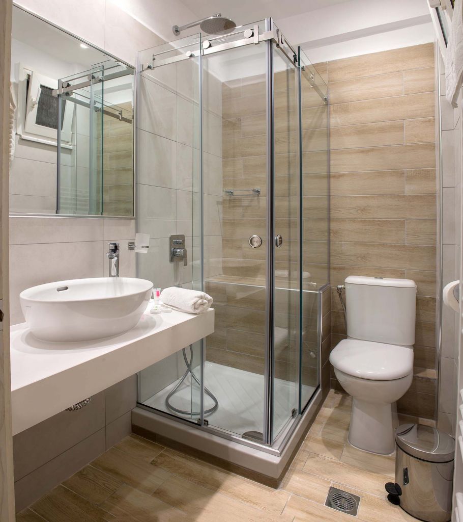 Hotel Strass porodicna soba kupatilo.jpg