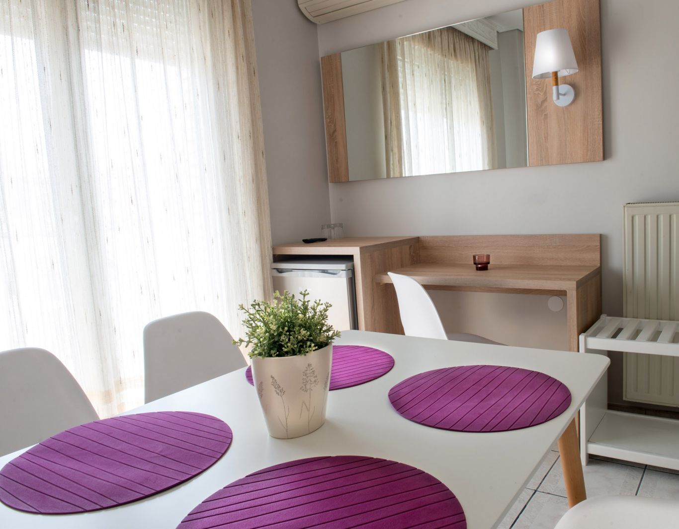 Hotel Strass porodicna soba sto.jpg