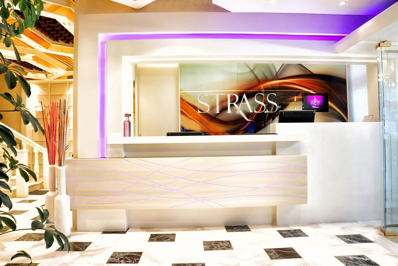 Hotel Strass recepcija.jpg