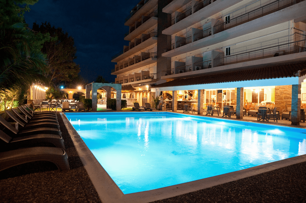 Hotel Stefania spoljasnji bazen predvece 1.png