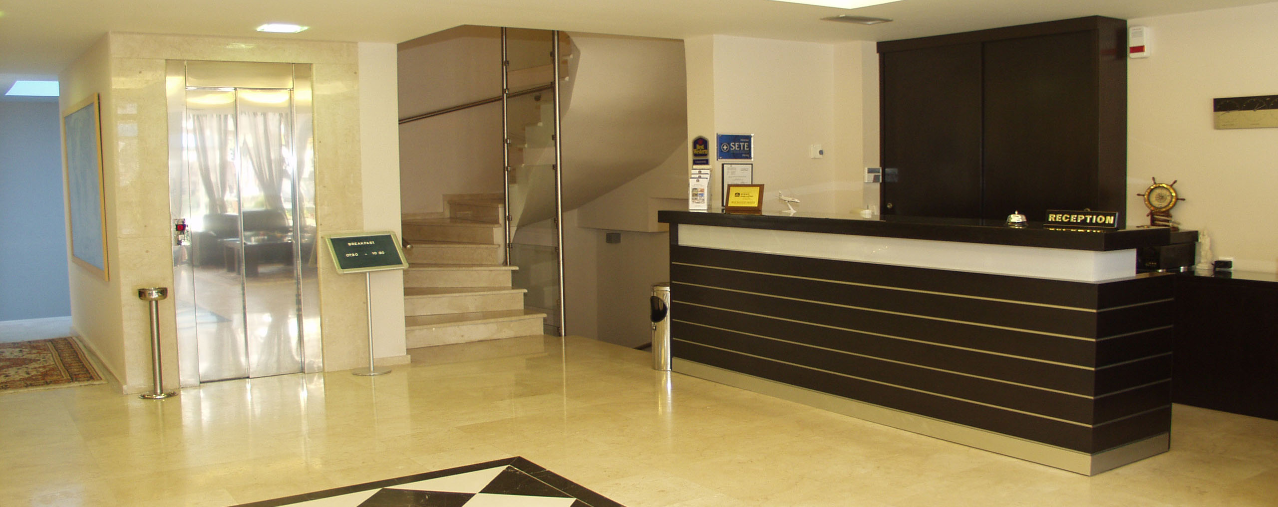 Hotel St George recepcija.jpg