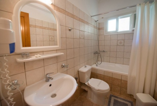 Hotel Sofia triple soba kupatilo.jpg