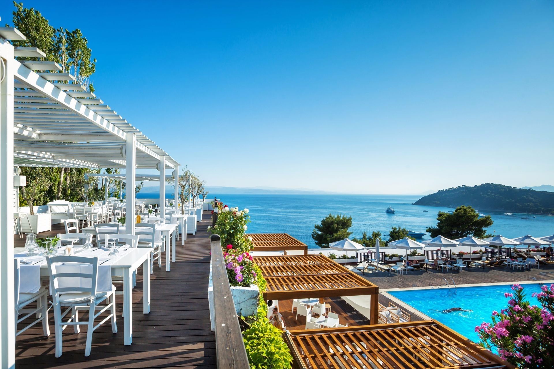 Hotel Skiathos Palace pogled na bazen more i restoran.jpeg