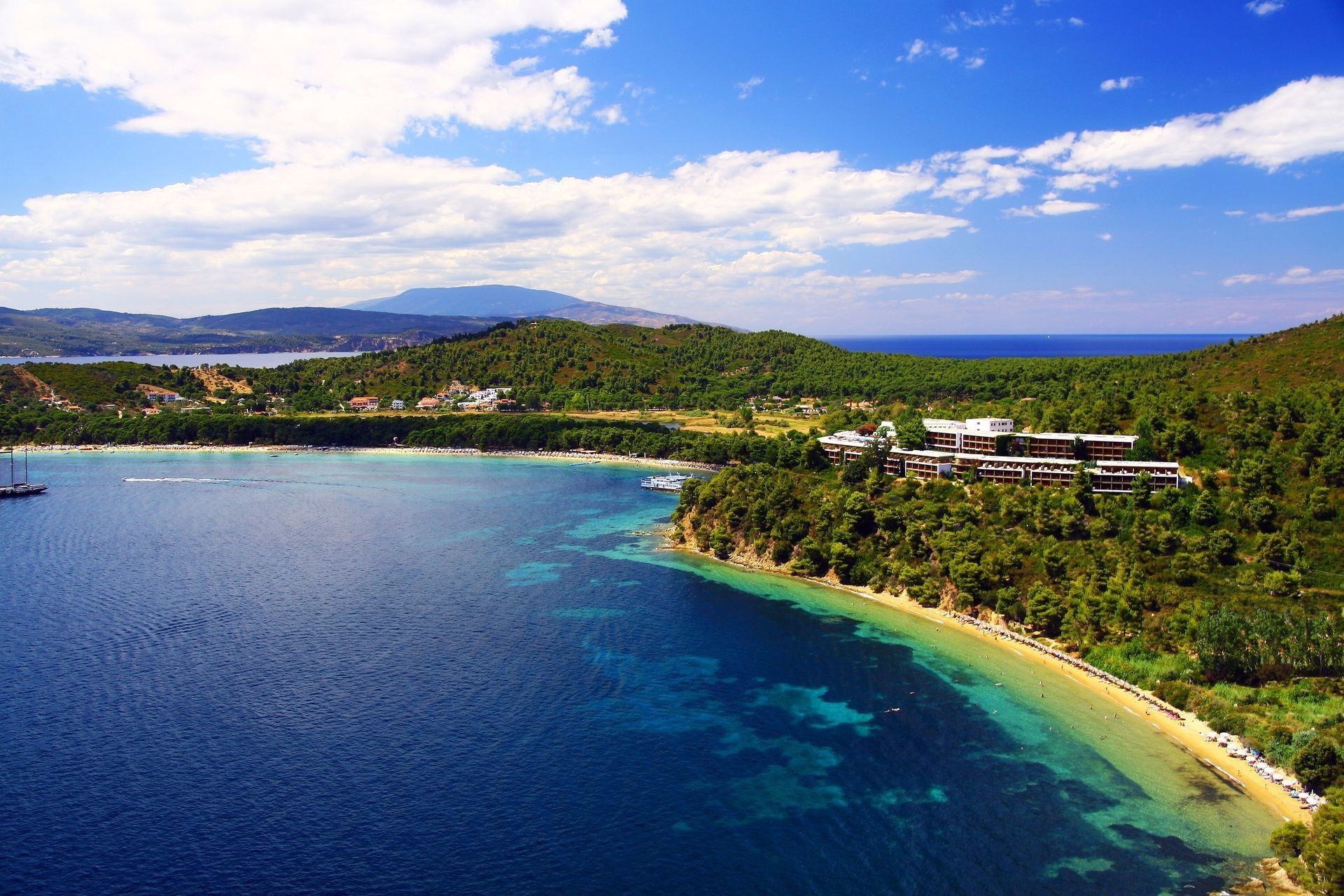Hotel Skiathos Palace pogled na zgradu i plazu 1.jpeg