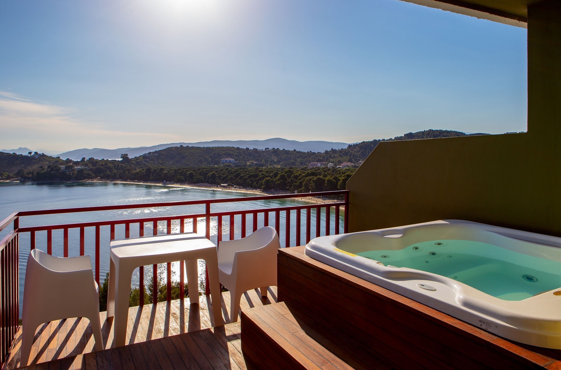 Hotel Skiathos Palace suite djakuzi veranda.jpeg