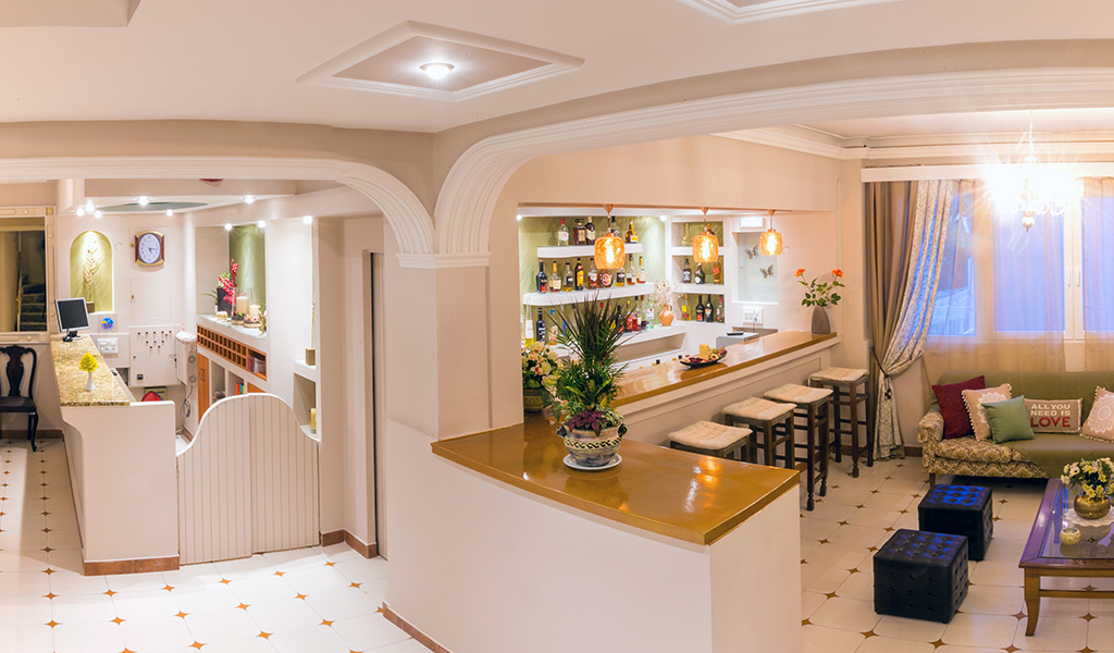 Hotel Sirene Beach recepcija i bar.jpg