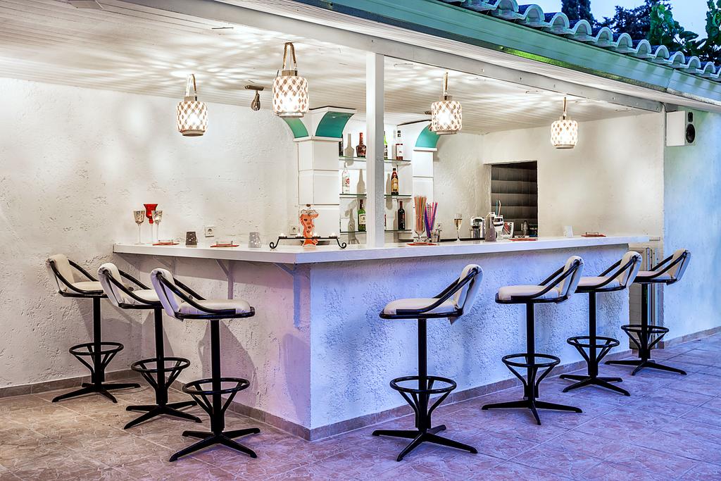 Hotel Silver Bay bar.jpg