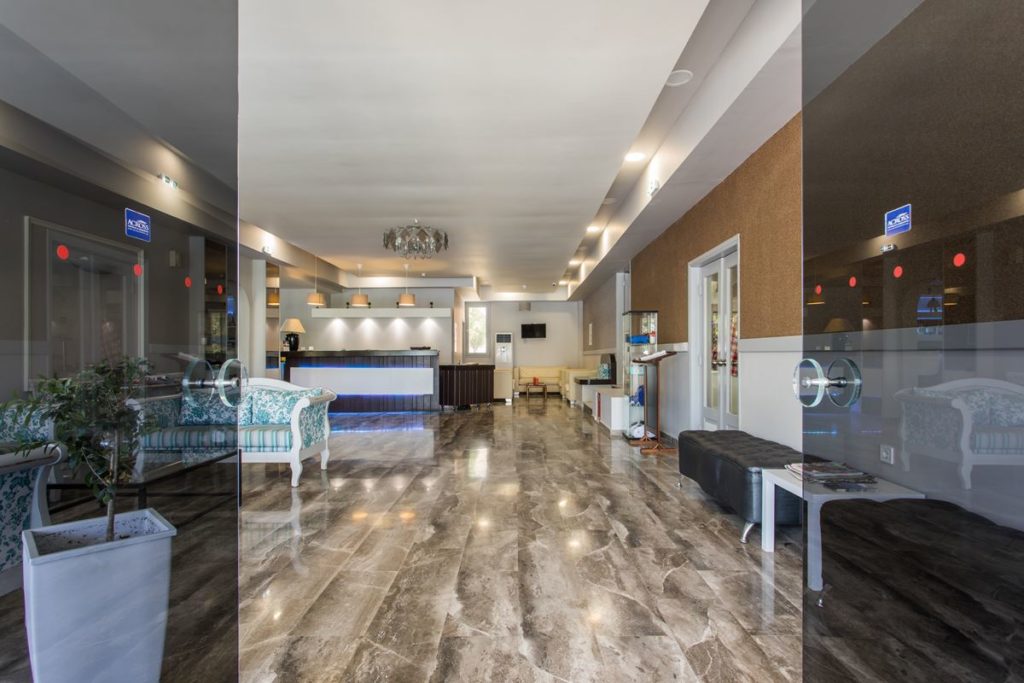 Hotel Silver Bay recepcija.jpg