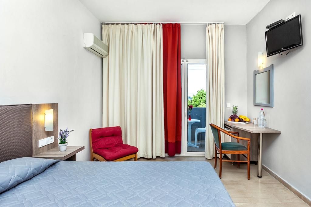 Hotel Silver Bay soba 1.jpg
