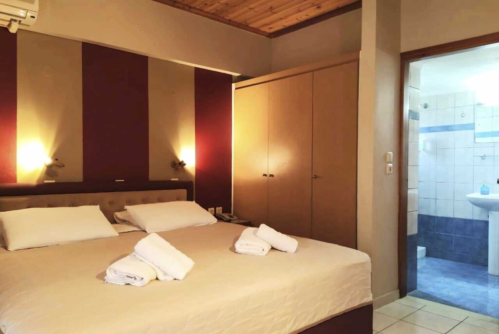 Hotel Semiramis budget soba 2.jpg