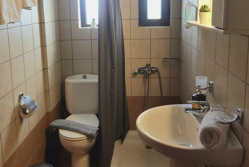 Hotel Semiramis budget soba kupatilo 1.jpg