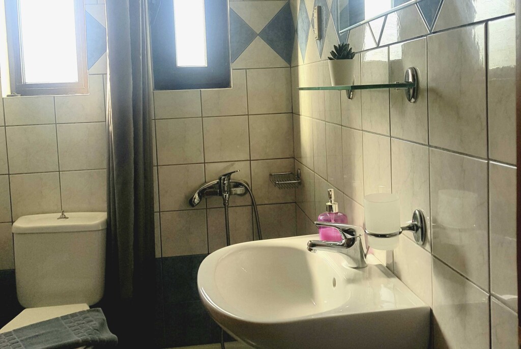 Hotel Semiramis budget soba kupatilo.jpg