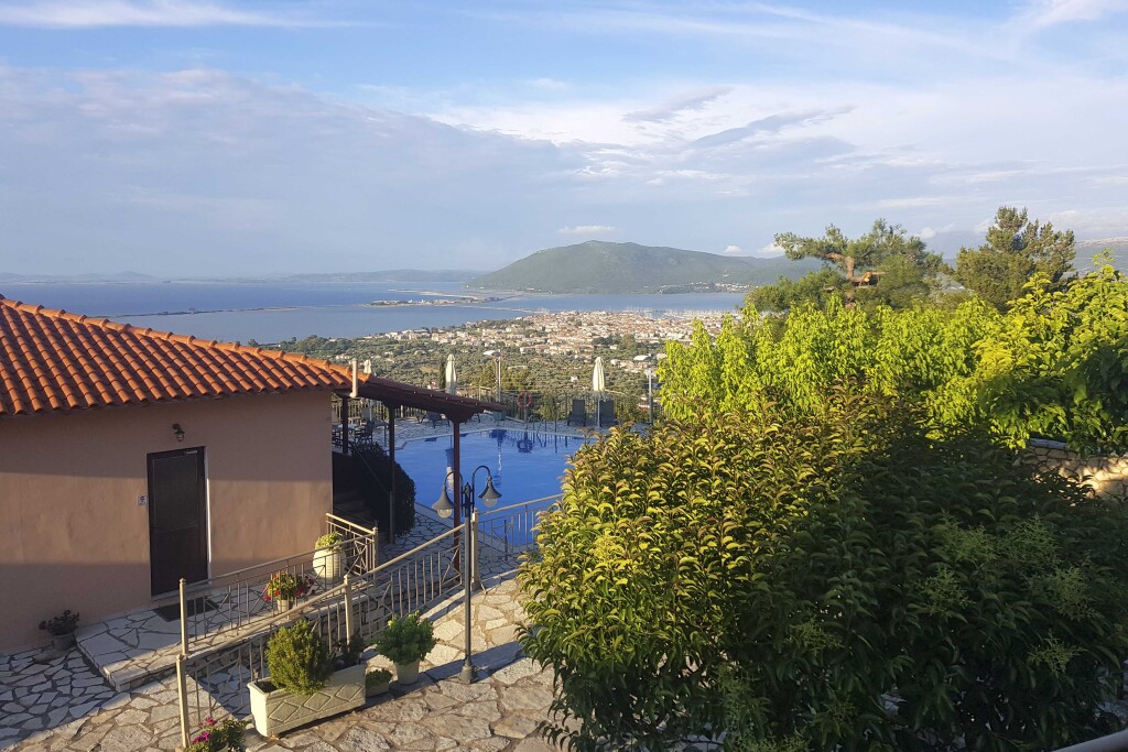 Hotel Semiramis delimican pogled na more iz sobe.jpg