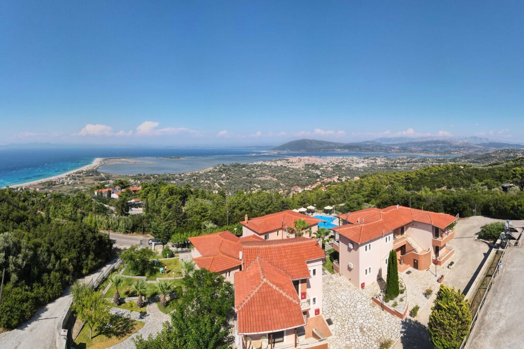 Hotel Semiramis pogled na more i zgrada.jpg