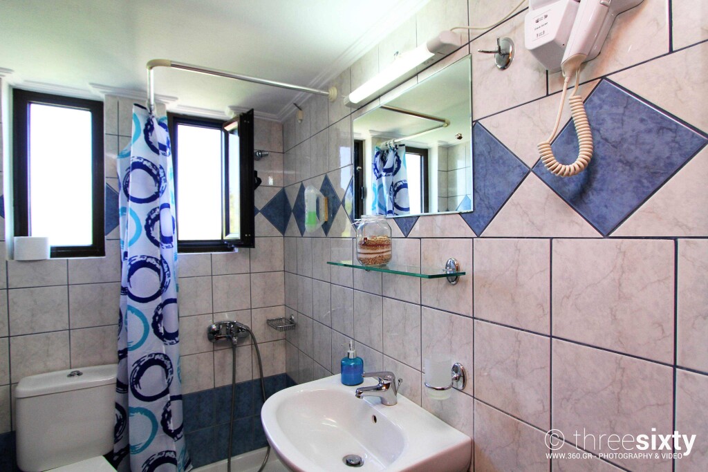 Hotel Semiramis std soba kupatilo.jpg