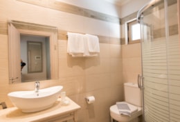 Hotel Santa Marina superior soba kupatilo.jpg
