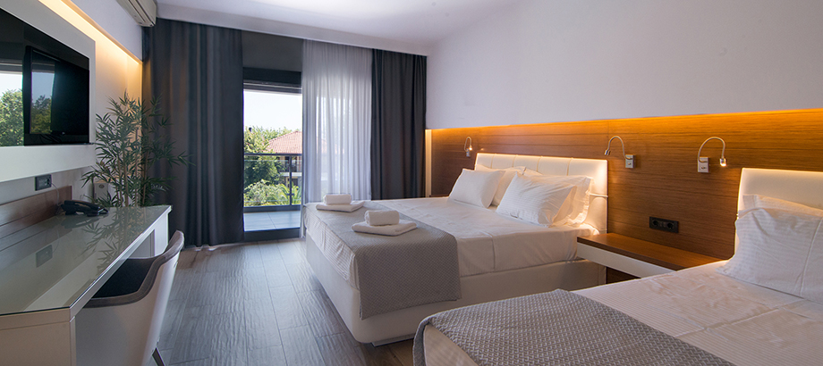 Hotel San Panteleimon deluxe triple room.jpg