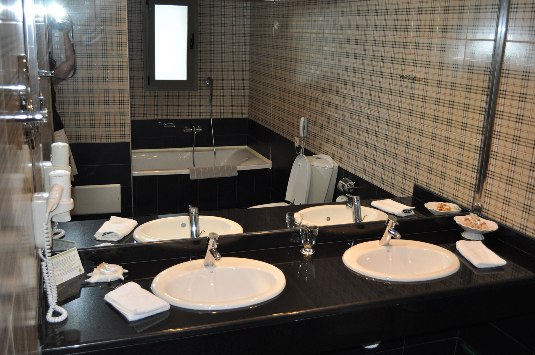 Hotel San Nicolas family suite kupatilo.jpg