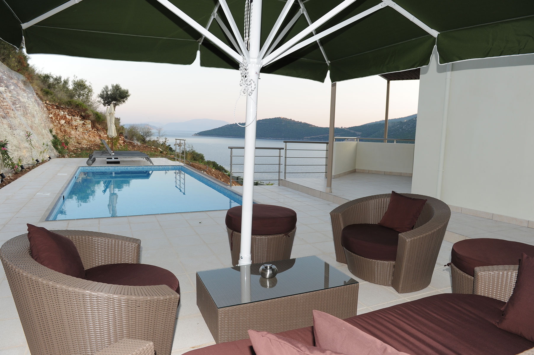 Hotel San Nicolas grand suite terasa i bazen.jpg