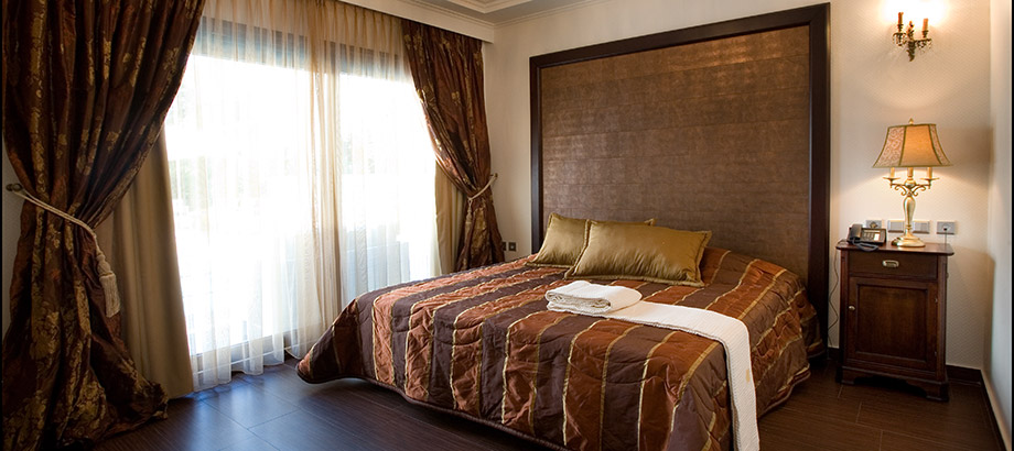 Hotel Royal Palace suite.jpg