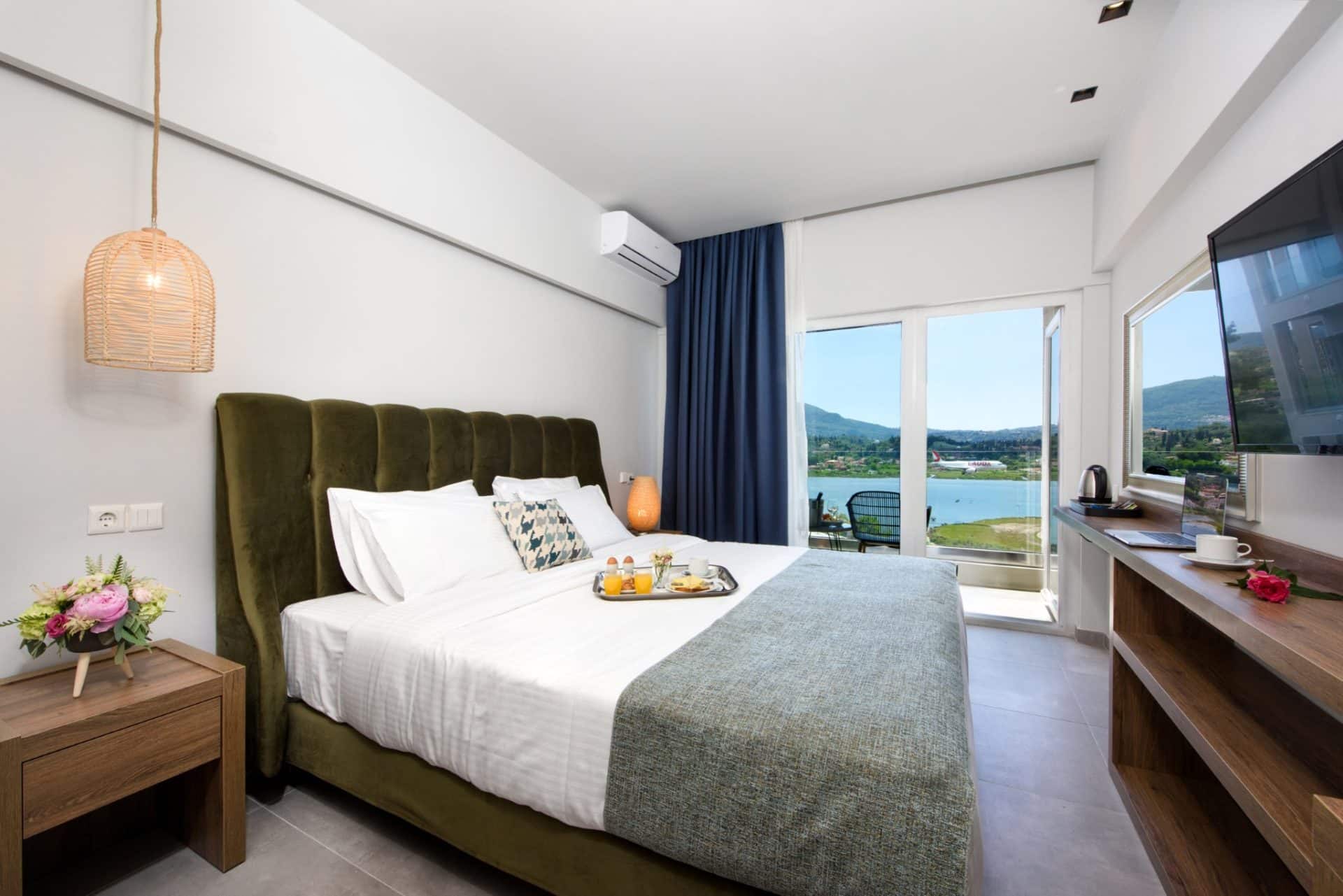 The Royal Grand Hotel deluxe soba pogled jezero i aerodrom.jpg