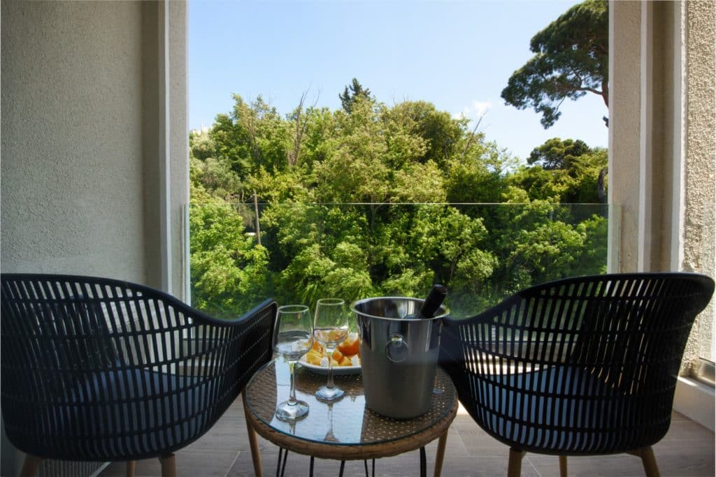 The Royal Grand Hotel deluxe soba pogled vrt terasa.jpg