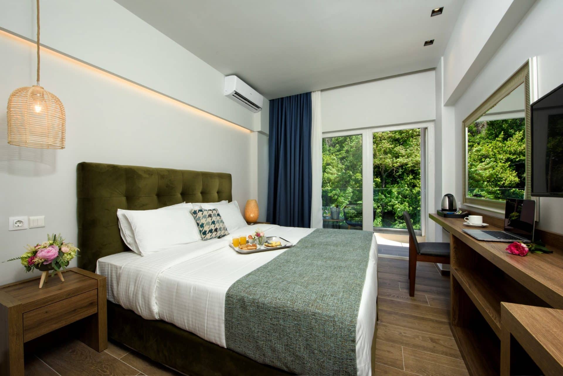 The Royal Grand Hotel deluxe soba pogled vrt.jpg