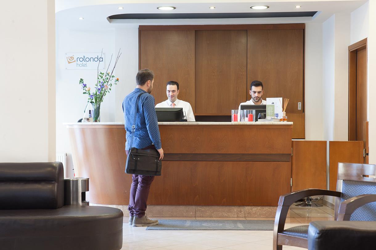 Hotel Rotonda recepcija.jpg