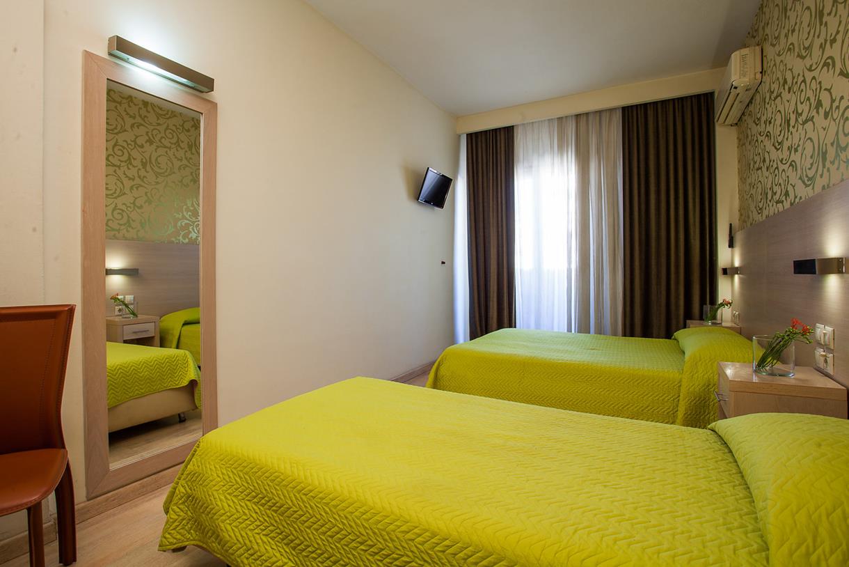 Hotel Rotonda triple soba 1.jpg