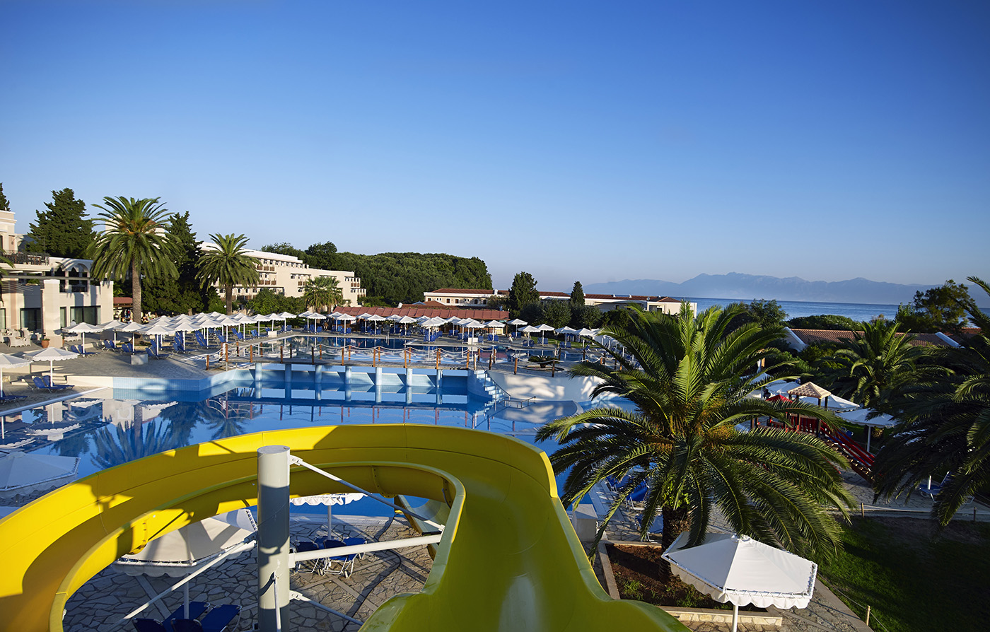 Hotel Roda Beach Resort bazen i tobogan.jpg