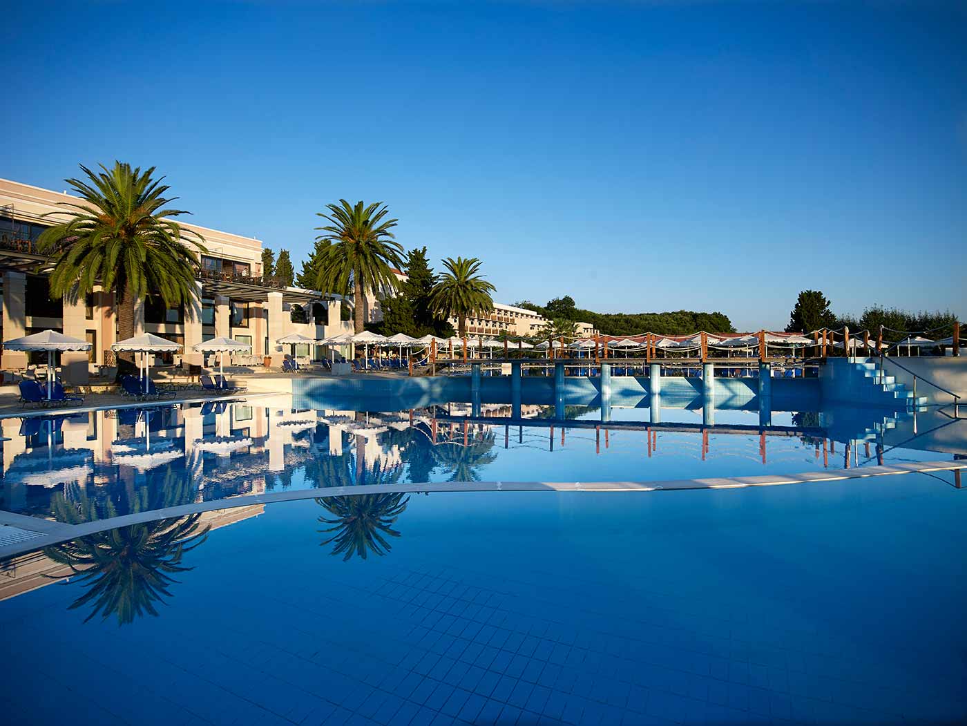 Hotel Roda Beach Resort bazen i zgrada.jpg