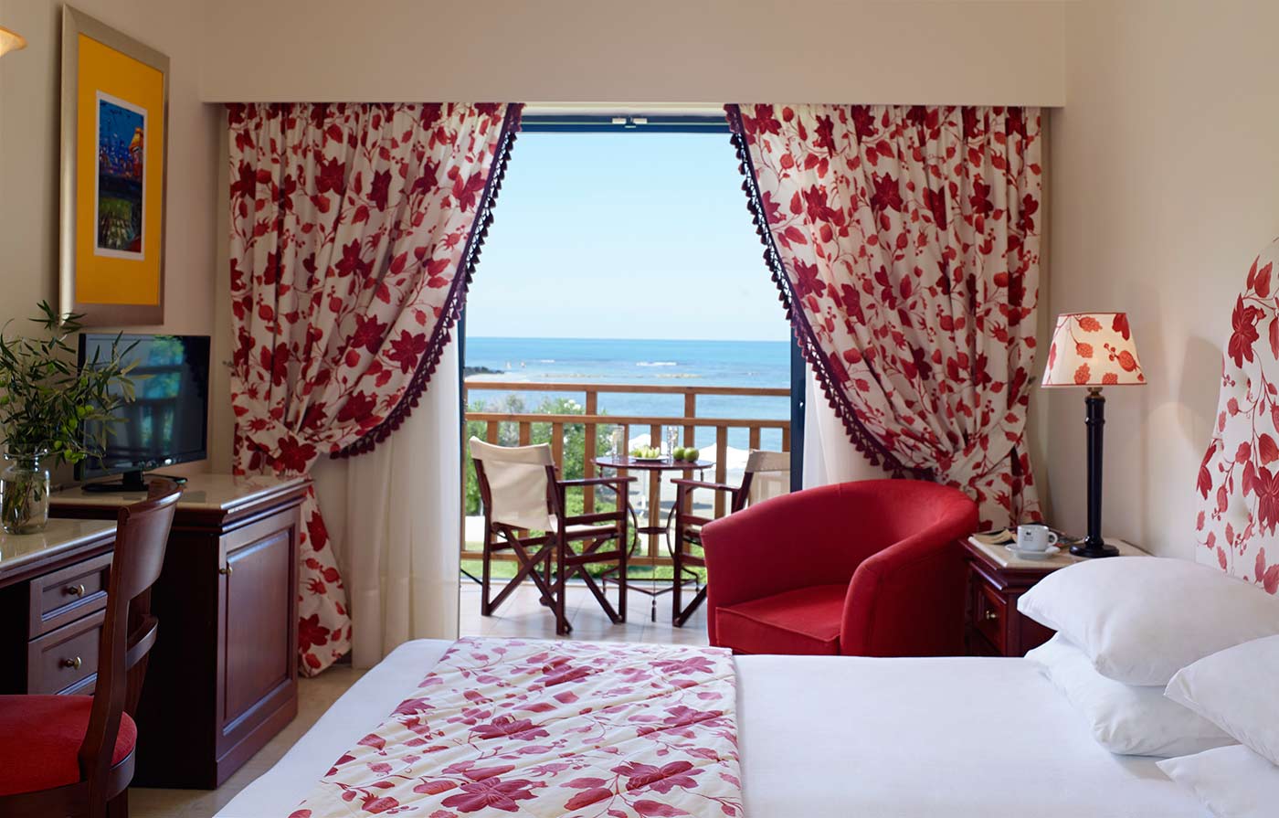 Hotel Roda Beach Resort soba i terasa.jpg