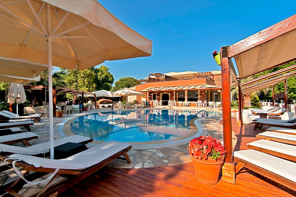 Riviera Perdika Hotel bazen i lezaljke i zgrada.jpg