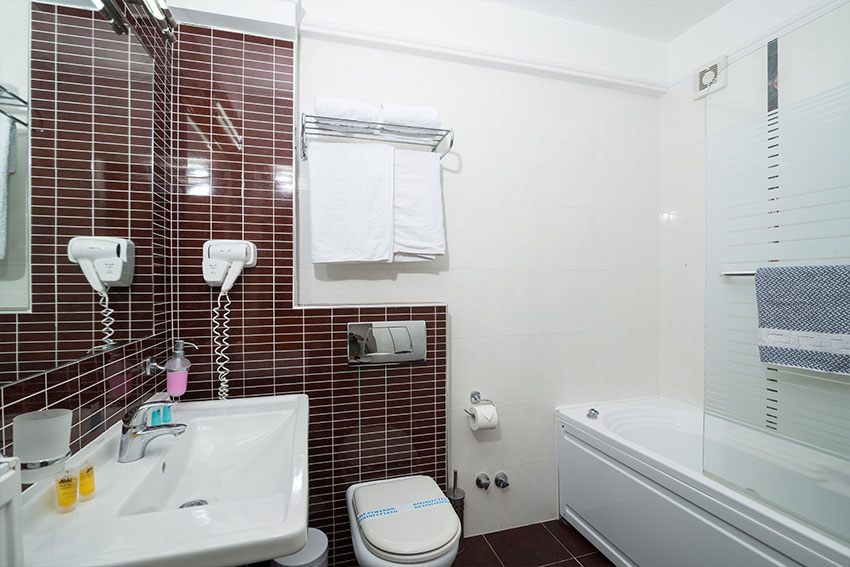 Hotel Regina Mare superior soba kupatilo.jpg