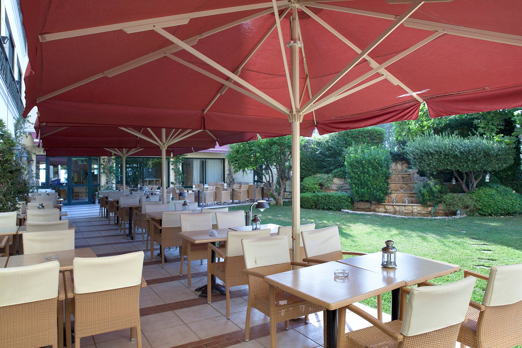 Hotel Ramada Attica Riviera basta i bar.jpg