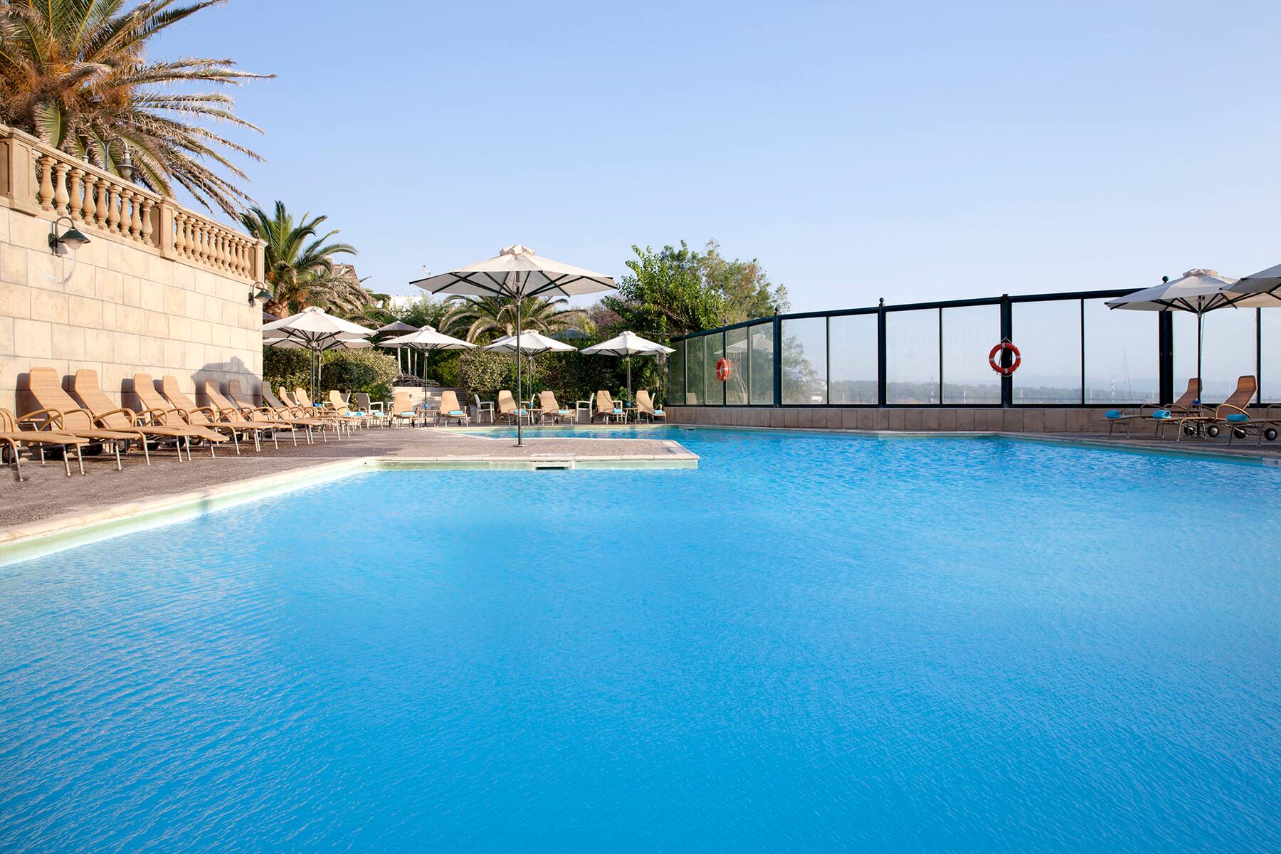 Hotel Ramada Attica Riviera bazen.jpg