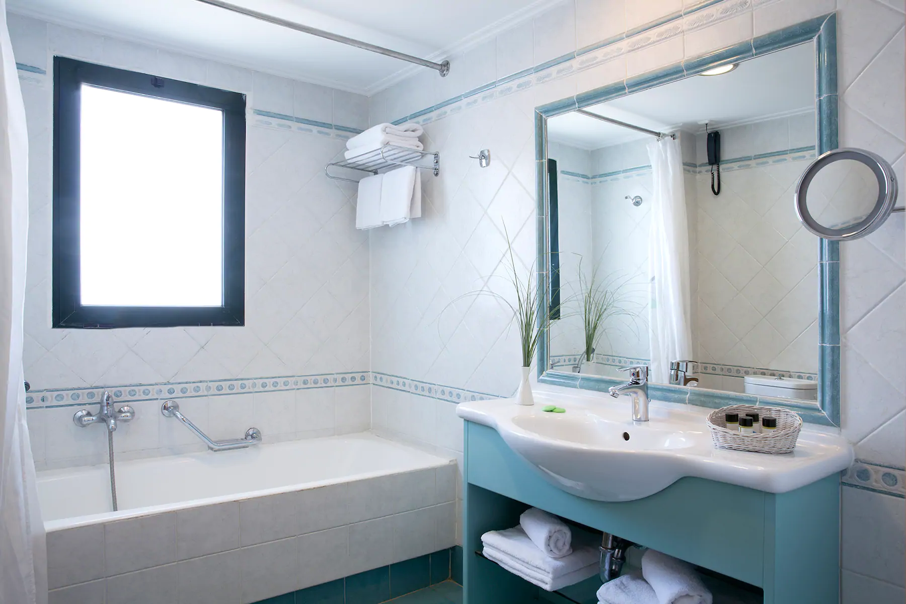 Hotel Ramada Attica Riviera kupatilo.jpg