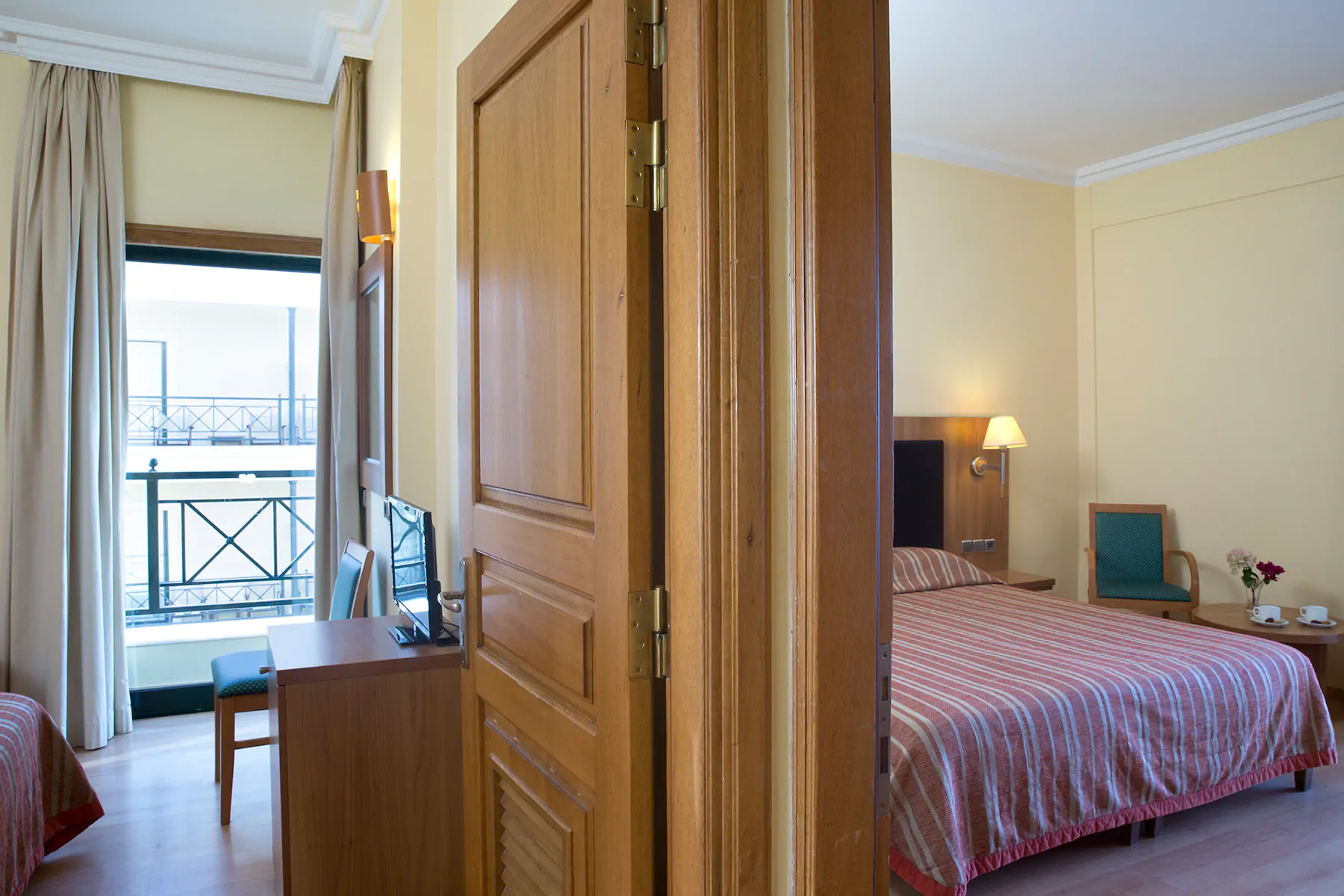 Hotel Ramada Attica Riviera premium soba.jpg
