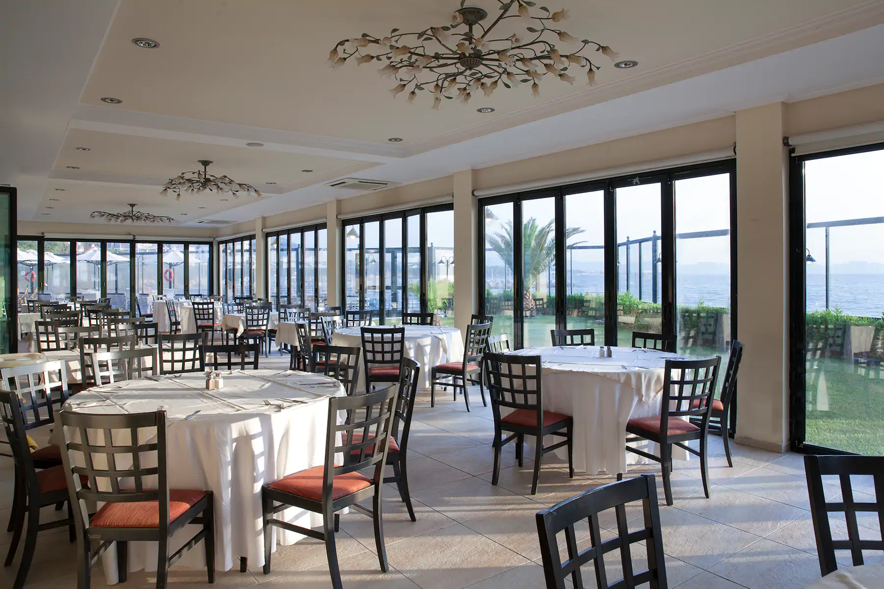 Hotel Ramada Attica Riviera restoran.jpg
