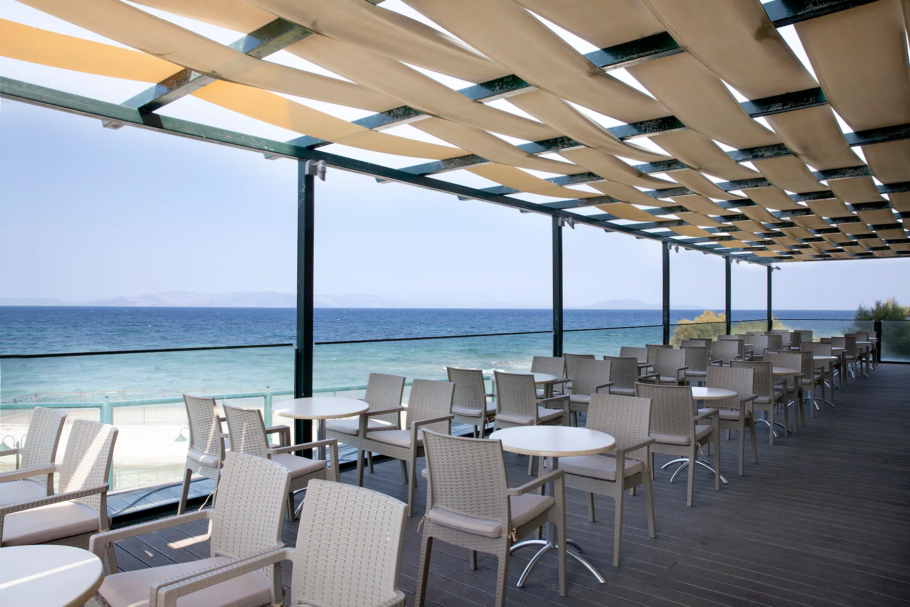 Hotel Ramada Attica Riviera spoljni bar.jpg