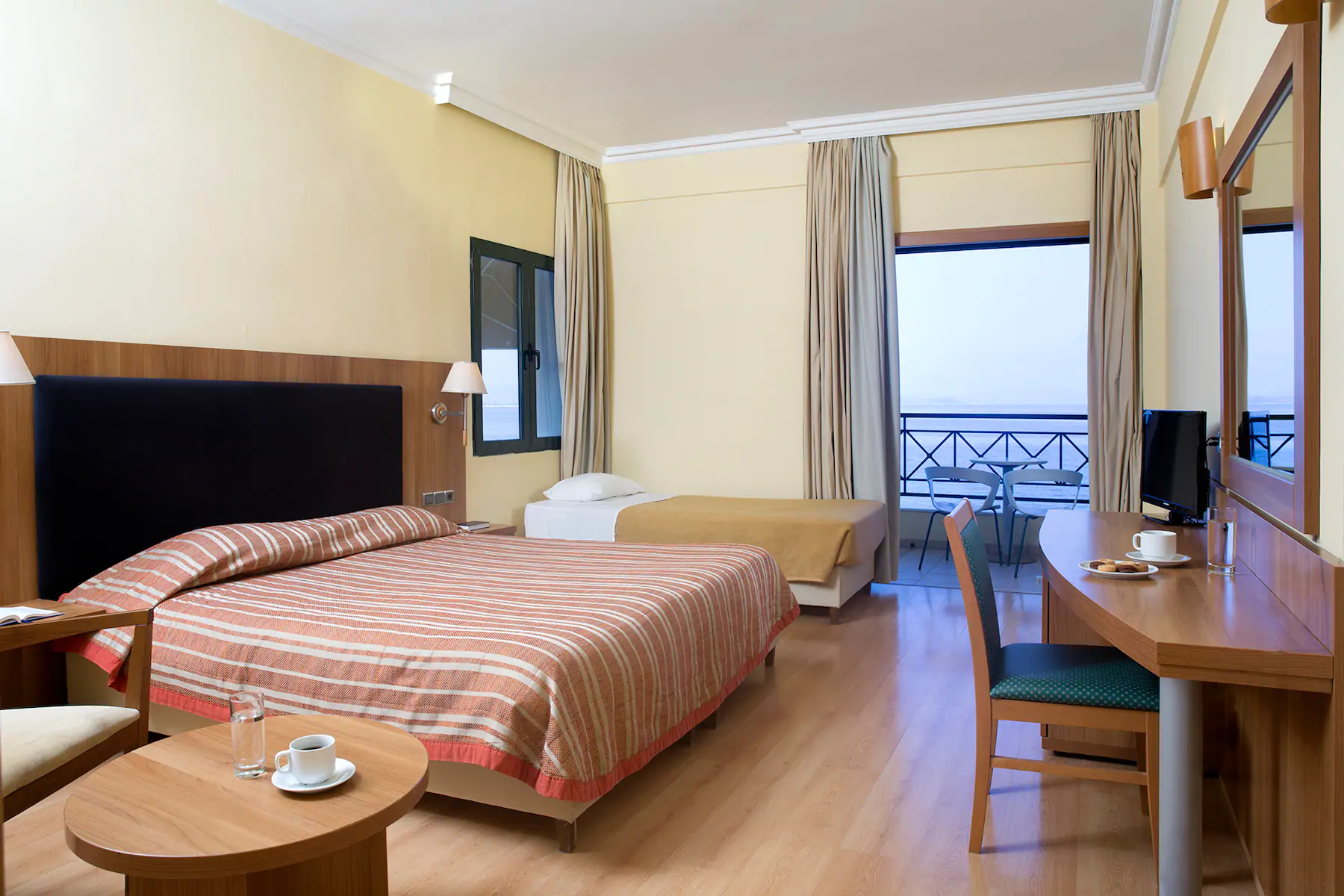 Hotel Ramada Attica Riviera triple soba.jpg