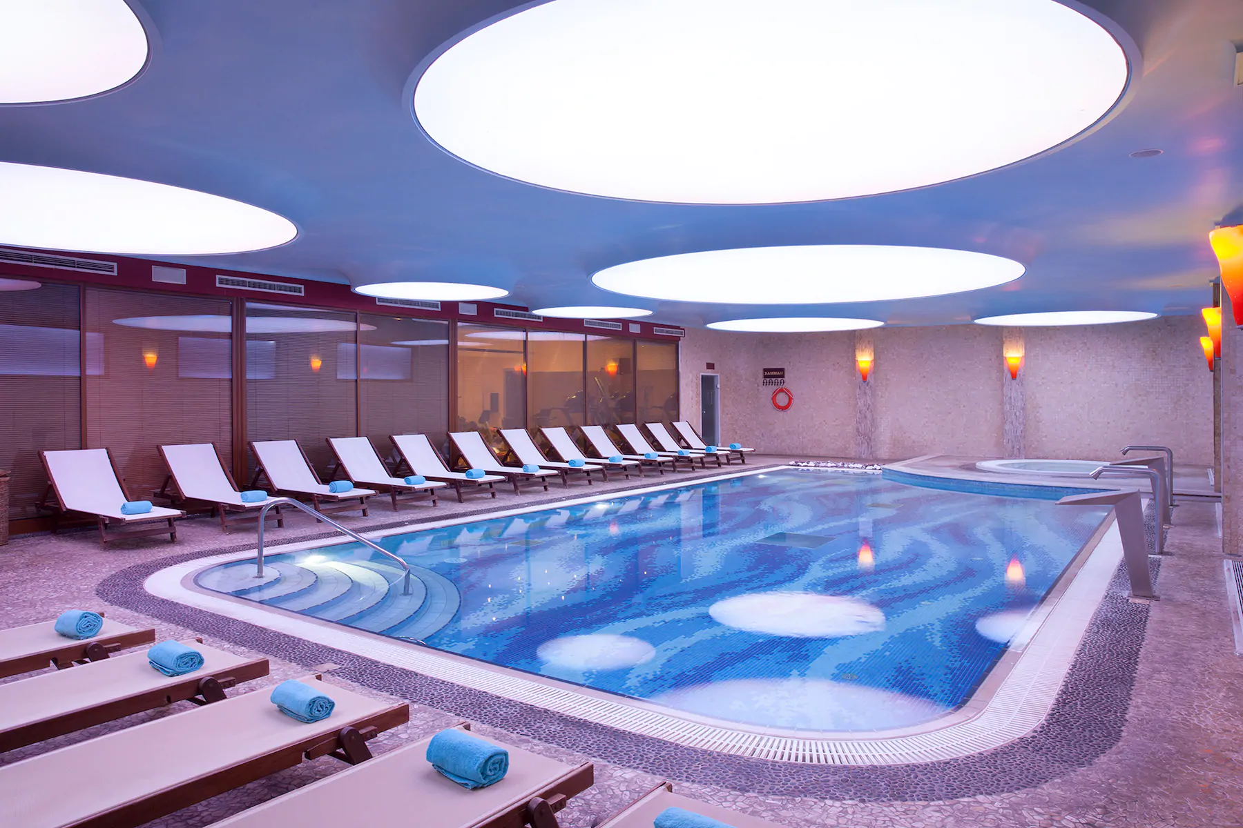 Hotel Ramada Attica Riviera unutrasnji bazen.jpg