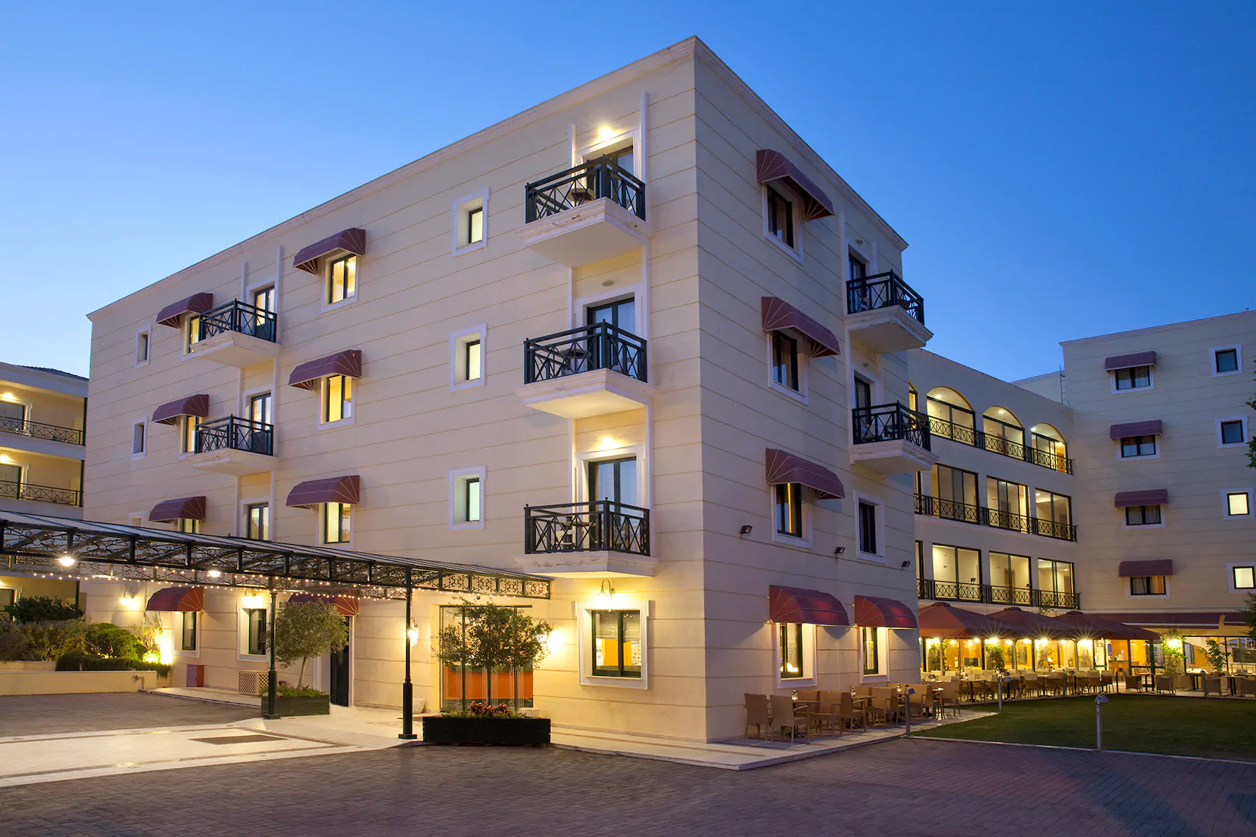 Hotel Ramada Attica Riviera zgrada 1.jpg