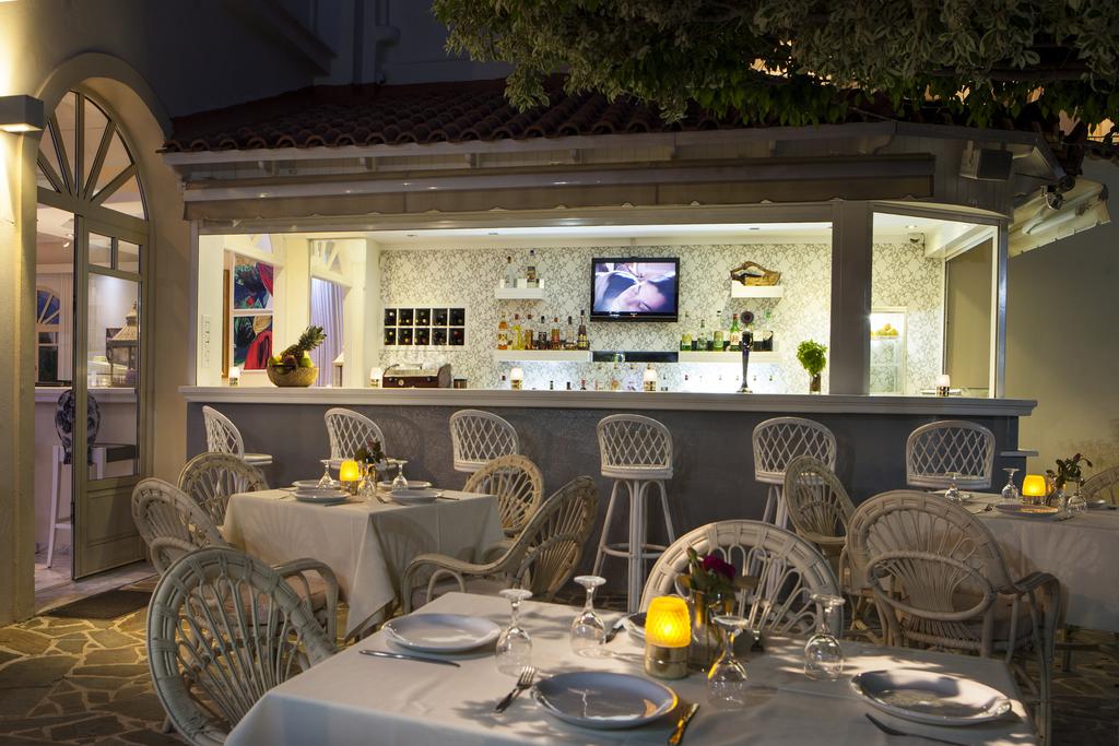 Hotel Princess Art bar.jpg